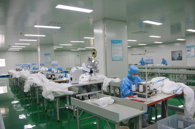 1号君探访江苏省产量最大防护服生产企业,30天赶制百万套